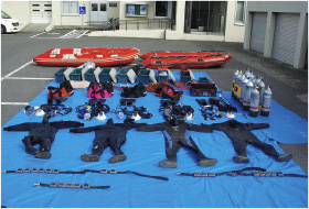 密漁に使用されたゴムボートと潜水器具(留萌)