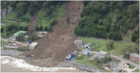 土砂で寸断された知床公園羅臼線