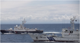 ロシア国境警備艇(奥)と巡視船「そらち」