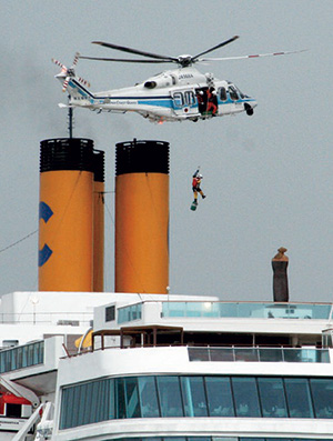 ヘリコプターによる吊り上げ救助