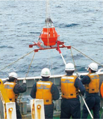 �C��n�k�ϓ��ϑ��̊�ǂ𓊓�����l�q