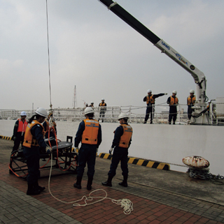 ���@�ނ������D�ɐςݍ��ފC��ۈ���