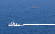 ���{�C�J�ނ苙�D�t�߂��x�����鏄���D