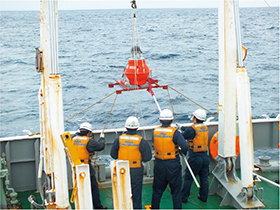 �C��n�k�ϓ��ϑ��̊C��ǂ𓊓�����l�q