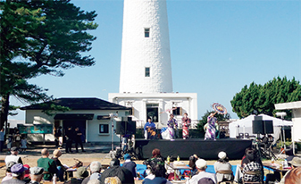 ���䃏�[���h�T�~�b�g���������o�_�s�ŊJ�Â���A�o�_����ꓔ��ł͒n���O��������Y�i�̔̔�����݃X�e�[�W�R���T�[�g�Ȃǂ��s���܂����B